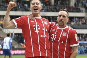 九游娱乐- 德甲莱万多夫斯基连进五球的视频 