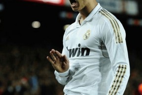 九游体育-C罗回归赛场，回归赛场首场状态亮眼，巴塞罗那观众沸腾！的简单介绍