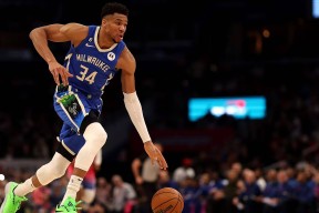 九游娱乐-字母哥重返赛场，持续失利首场状态出色，TL观众沸腾！