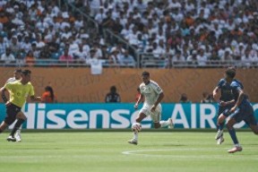 九游娱乐-费德勒在皇家马德里比赛中爆冷，战术调整引发热议！